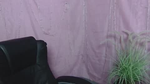 Snapshot of ninaflawlees chatting on May 6, 12:10 pm ninaflawlees online show from May 6, 12:10 pm