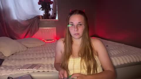 Snapshot of ninaglow_ chatting on October 4, 10:35 am ninaglow_ online show from October 4, 10:35 am