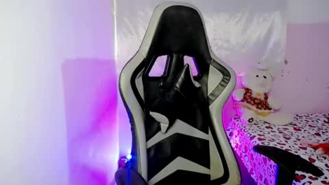 ninatinydoll1 online show from February 22, 2:19 pm