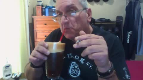 Snapshot of nionios67 chatting on October 13, 1:44 pm Dennis online show from October 13, 1:44 pm