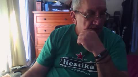 Snapshot of nionios67 chatting on October 17, 2:52 pm Dennis online show from October 17, 2:52 pm