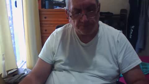 Snapshot of nionios67 chatting on October 20, 3:45 pm Dennis online show from October 20, 3:45 pm