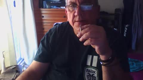 Snapshot of nionios67 chatting on October 21, 2:40 pm Dennis online show from October 21, 2:40 pm