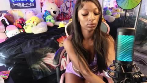 NIVIA WOLFE online show from December 22, 4:37 pm