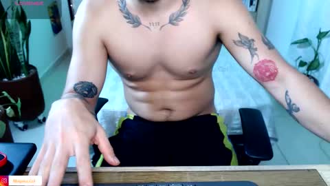 Snapshot of no_face_69 chatting on February 16, 4:52 am x online show from February 16, 4:52 am