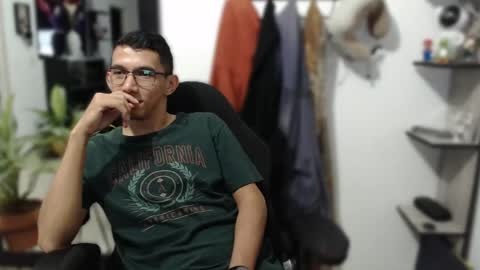 Snapshot of noah_89r chatting on May 19, 6:09 am Sebastian online show from May 19, 6:09 am