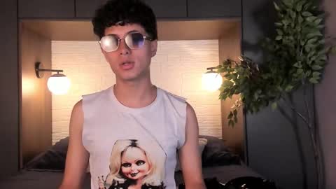 noah_dupont_ online show from September 19, 7:47 pm