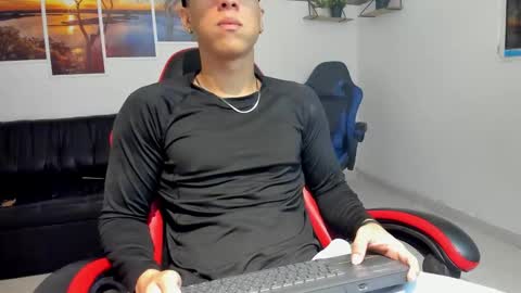 noah_flynn1 online show from February 18, 9:27 am