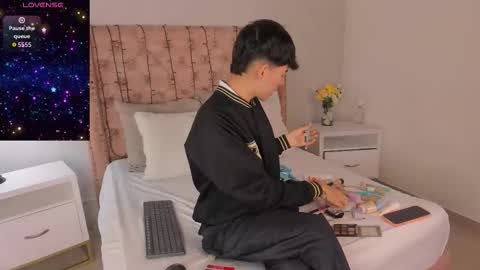 Snapshot of noah_lewiss chatting on February 26, 10:25 am NOAH online show from February 26, 10:25 am