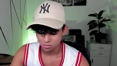 noah_smith04 online show from November 11, 1:22 pm