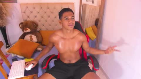 N O AH - S T H O  N E online show from February 5, 4:28 am