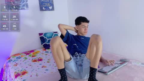 Snapshot of noah_tyler_ chatting on October 9, 12:19 am noah tyler online show from October 9, 12:19 am