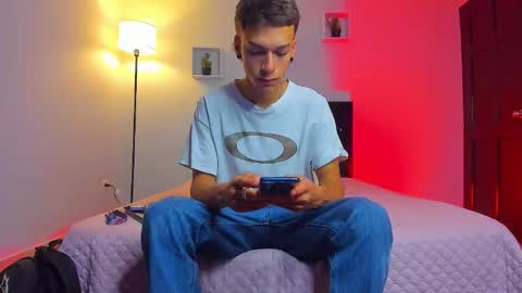 noahh_sky online show from April 12, 3:44 am