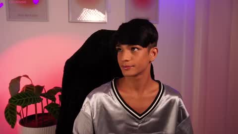 Snapshot of noahh_th03 chatting on February 19, 1:06 pm Noah online show from February 19, 1:06 pm