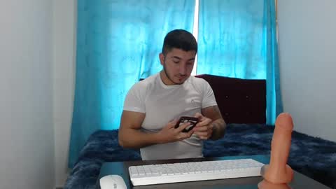 Snapshot of noahmurillo chatting on May 18, 5:52 pm noahmurillo online show from May 18, 5:52 pm