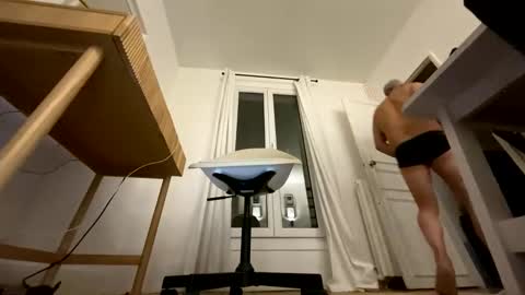 Snapshot of non131977 chatting on February 23, 7:28 pm Paris75 online show from February 23, 7:28 pm