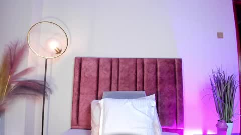 Nora Da Silva online show from April 11, 12:59 am