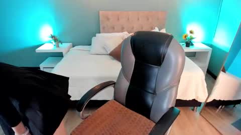 Nora online show from November 11, 6:08 pm