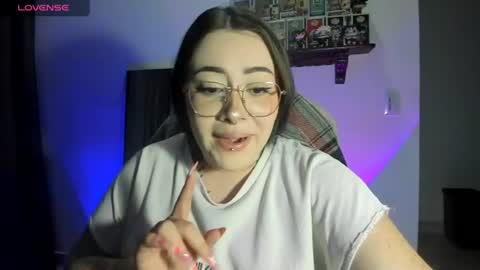 Snapshot of nova_gara chatting on June 11, 12:32 am s online show from June 11, 12:32 am