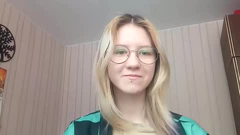 Snapshot of novellahartig chatting on February 6, 7:12 am Sari It is my first day online show from February 6, 7:12 am