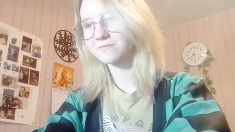 Snapshot of novellahartig chatting on February 7, 2:32 pm Sari It is my first day online show from February 7, 2:32 pm