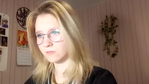 Snapshot of novellahartig chatting on February 24, 3:10 pm Sari It is my first day online show from February 24, 3:10 pm