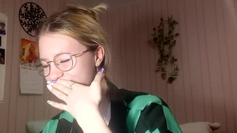 Snapshot of novellahartig chatting on February 25, 3:10 pm Sari It is my first day online show from February 25, 3:10 pm