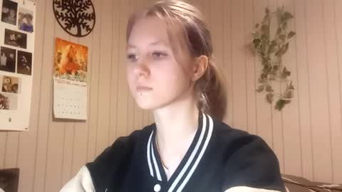 Snapshot of novellahartig chatting on March 2, 3:19 pm Sari It is my first day online show from March 2, 3:19 pm