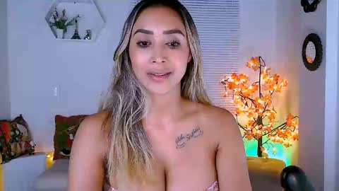 Nycole online show from December 19, 5:40 am