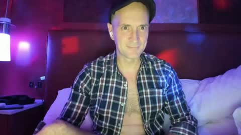 Snapshot of nyhudsonvalleyfun chatting on October 16, 7:31 am HudsonValleyNYfun online show from October 16, 7:31 am