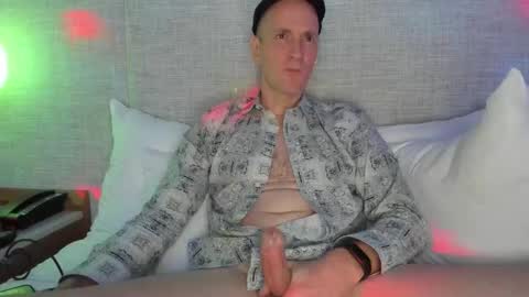 Snapshot of nyhudsonvalleyfun chatting on January 10, 5:20 am HudsonValleyNYfun online show from January 10, 5:20 am