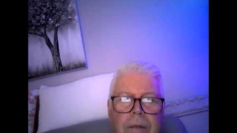 Snapshot of nylonlegs69 chatting on December 15, 12:17 pm stockings suspenders mad online show from December 15, 12:17 pm