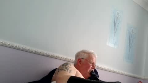 Snapshot of nylonlegs69 chatting on May 11, 4:37 pm stockings suspenders mad online show from May 11, 4:37 pm
