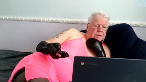 Snapshot of nylonlegs69 chatting on May 18, 4:46 pm stockings suspenders mad online show from May 18, 4:46 pm