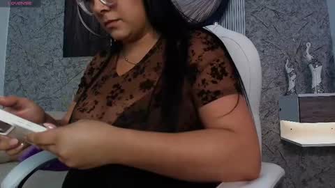 independent model online show from January 10, 7:15 pm