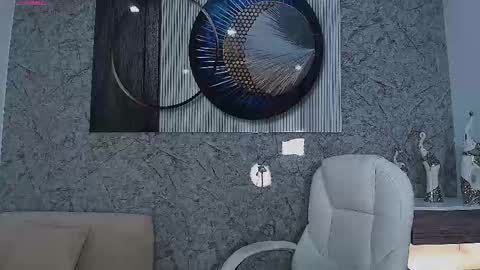 independent model online show from March 14, 12:54 pm