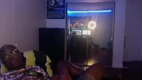 Snapshot of officialmoneyxxx chatting on December 3, 2:38 pm Money online show from December 3, 2:38 pm