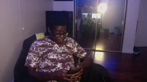 Snapshot of officialmoneyxxx chatting on December 4, 5:49 am Money online show from December 4, 5:49 am