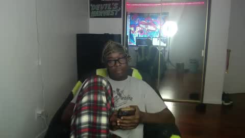 Snapshot of officialmoneyxxx chatting on December 4, 5:11 pm Money online show from December 4, 5:11 pm