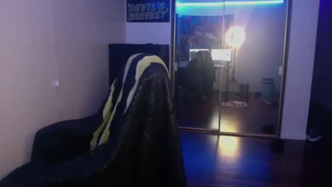 Snapshot of officialmoneyxxx chatting on December 5, 8:11 am Money online show from December 5, 8:11 am