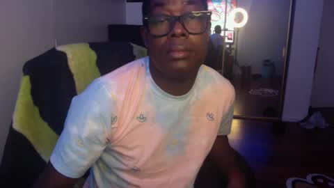 Snapshot of officialmoneyxxx chatting on December 5, 5:39 pm Money online show from December 5, 5:39 pm