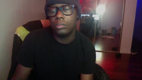 Snapshot of officialmoneyxxx chatting on December 6, 1:33 pm Money online show from December 6, 1:33 pm