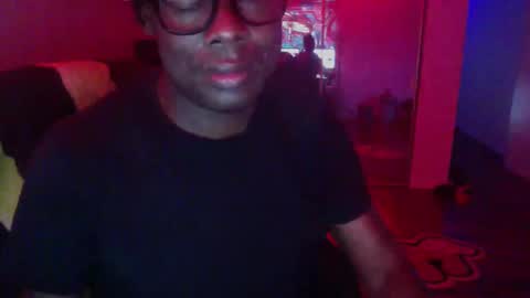 Snapshot of officialmoneyxxx chatting on December 7, 2:35 pm Money online show from December 7, 2:35 pm