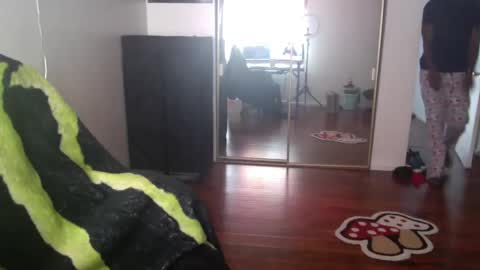 Snapshot of officialmoneyxxx chatting on December 7, 6:48 pm Money online show from December 7, 6:48 pm