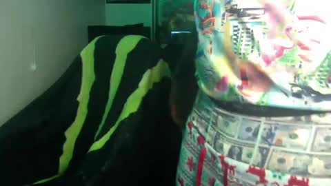 Snapshot of officialmoneyxxx chatting on December 9, 12:30 pm Money online show from December 9, 12:30 pm