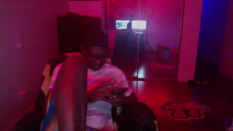 Snapshot of officialmoneyxxx chatting on December 14, 1:28 am Money online show from December 14, 1:28 am