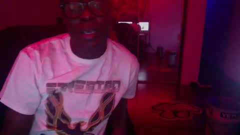 Snapshot of officialmoneyxxx chatting on December 19, 3:51 am Money online show from December 19, 3:51 am