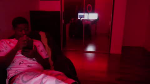 Snapshot of officialmoneyxxx chatting on October 16, 9:32 am Money online show from October 16, 9:32 am