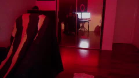 Snapshot of officialmoneyxxx chatting on October 20, 10:27 am Money online show from October 20, 10:27 am