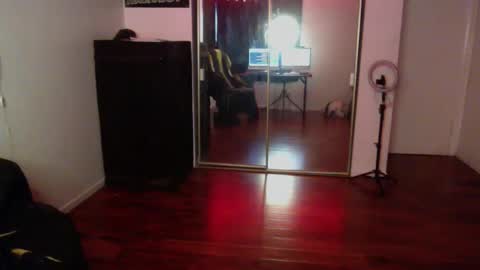 Snapshot of officialmoneyxxx chatting on October 27, 5:39 pm Money online show from October 27, 5:39 pm